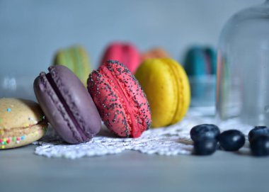 Tablo renkli macaroons.