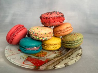 Beyaz arkaplanlı renkli makarna kurabiyeleri