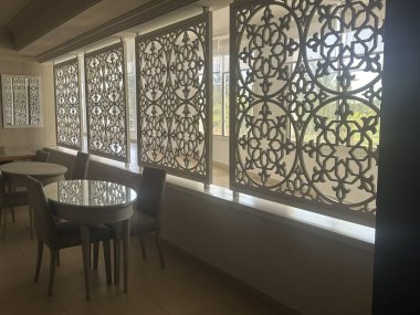 Modern bir otel koridorunun içinde.