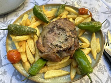 Tabağında sebze olan ızgara tavuk.