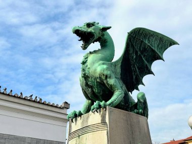 Slovenya 'nın başkenti Ljubljana' daki ejderha köprüsündeki yeşil heykel, eski şehir sembolü.