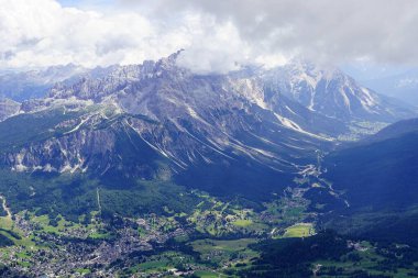 İtalya 'nın kuzeyindeki Dolomite Dağları ve San Giano Köyü' ne bakın..