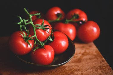 Taze domates holding eller 