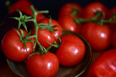 Siyah arka planda taze domatesler