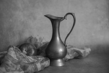 sürahinin siyah beyaz görüntüsü 