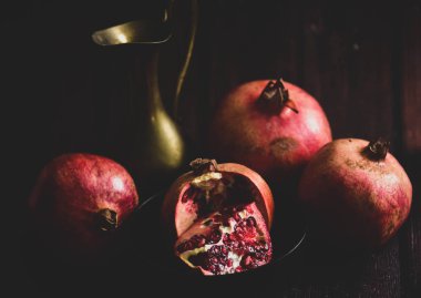 Nar ve mutfak masasında bıçak.