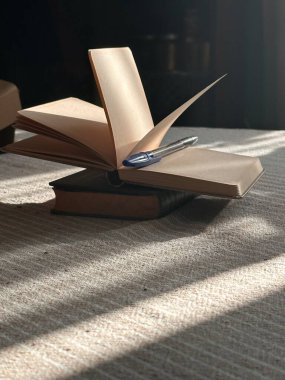 Tablo üzerinde kitap yığını