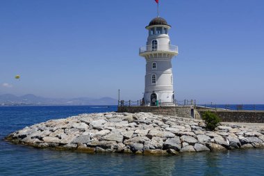 Barselona Limanı 'ndaki deniz feneri.