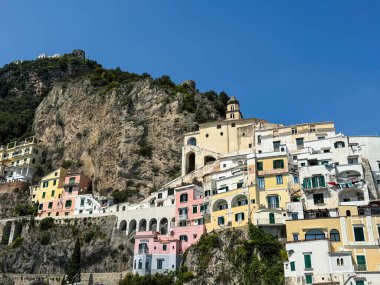 Akdeniz kıyısındaki eski şehrin manzarası sabahları