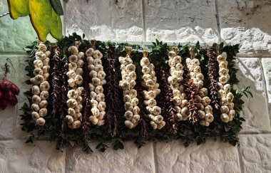 Biber ve sarımsak duvarda