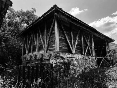 Köydeki eski ahşap ev.