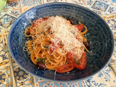 Domates soslu ve fesleğenli spagetti