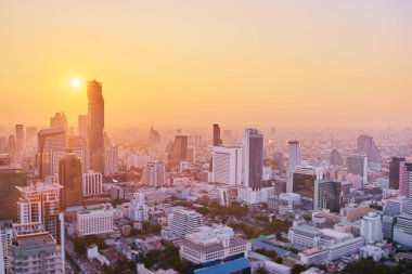 Megapolis 'te gün batımı. Gökdelenler manzaralı güzel bir şehir manzarası. Bangkok, Tayland.