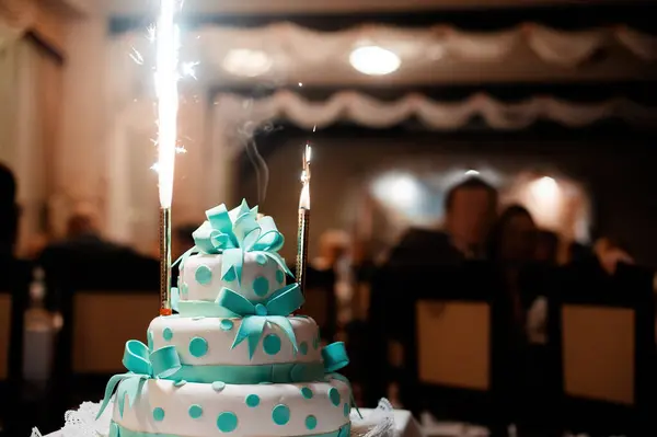 青い弓で飾られた大きな結婚式のケーキ — ストック写真