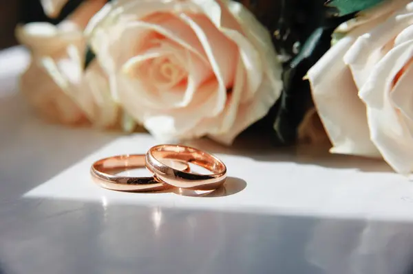 Couple Gold Wedding Rings Flowers — Stock Photo, Image