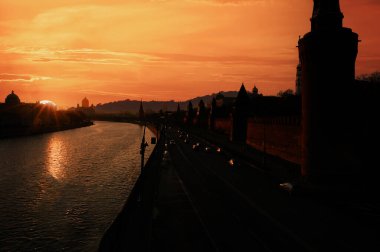 Güzel şehir manzarası. Moskova Nehri ve Kremlin binaları ve duvarları.