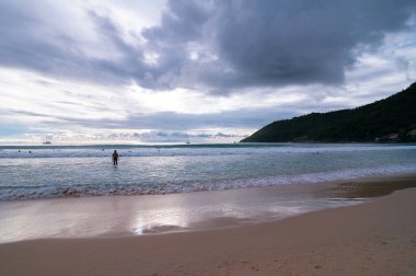 Güzel manzara. Phuket Adası, Tayland 'daki Nai Harn deniz plajı..