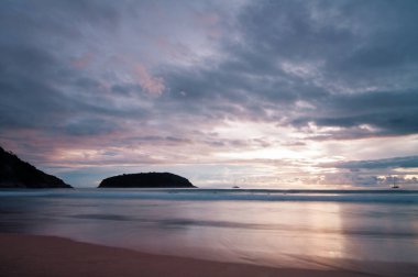 Güzel manzara. Phuket Adası, Tayland 'daki Nai Harn deniz plajı..