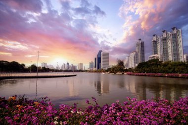 Bangkok 'ta. Gün batımında şehir kulelerindeki Benjakiti parkından görüntü