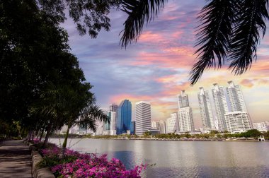 Bangkok. Benjakiti Park şehir kulelerde görüntülemek.