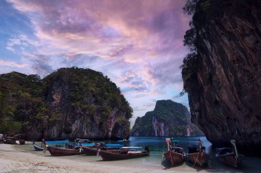 Gün batımında Tayland 'da cennet adasında egzotik bir sahil.