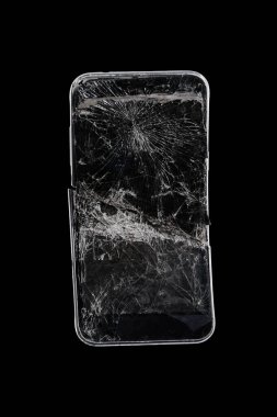 Siyah arkaplanda bozuk ekranı olan mobil akıllı telefon