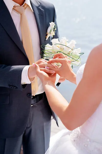 Láska Manželství Svatební Obřad Zblízka Nevěsta Dává Zlatý Prsten Ženichův — Stock fotografie