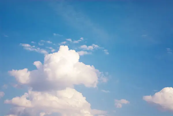 Blue Sky Fundo Com Nuvens Claras Brancas — Fotografia de Stock