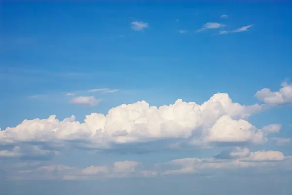 Cielo Blu Sfondo Con Nuvole Bianche Chiare — Foto Stock