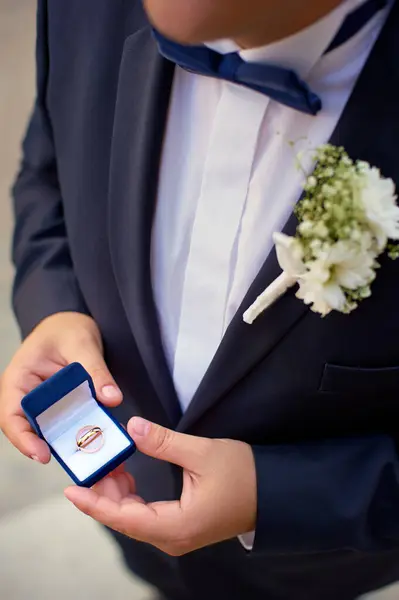 Groom Holding Gift Box Wedding Ring — Stock Photo, Image
