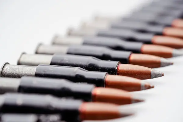 Munitionsgürtel Auf Weißem Hintergrund — Stockfoto