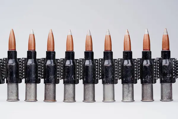 Munitionsgürtel Auf Weißem Hintergrund — Stockfoto
