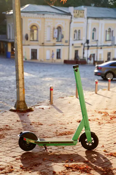 Scooter Elettrico Affitto Sulla Strada Della Città — Foto Stock