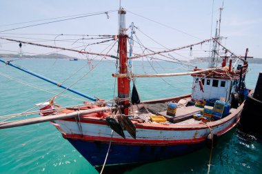 Geleneksel balıkçı teknesi Phuket, Tayland 'daki iskeleye demirlemiş yengeç yakalamak için..