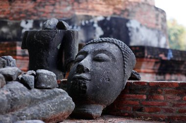 Buda 'nın Yüzü. Tayland 'daki Budizm tapınağındaki antik dini heykelin bir parçası.
