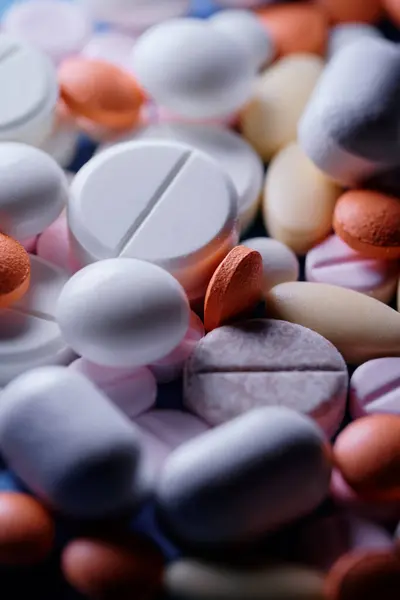 Concepto Medicina Drogas Primer Plano Las Píldoras Blancas Color Diferentes — Foto de Stock