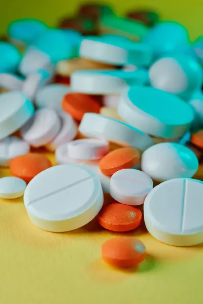 Concepto Medicina Drogas Primer Plano Plano Píldoras Blancas Color Diferentes — Foto de Stock