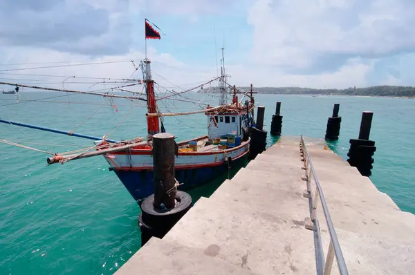 Hagyományos Halászhajó Rák Halászatára Horgonyzott Dokk Phuket Thaiföld — Stock Fotó