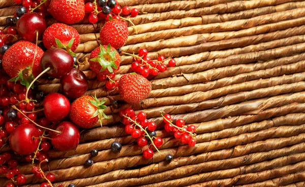 Strawberries Dropped Basket Surface — Stock Photo, Image