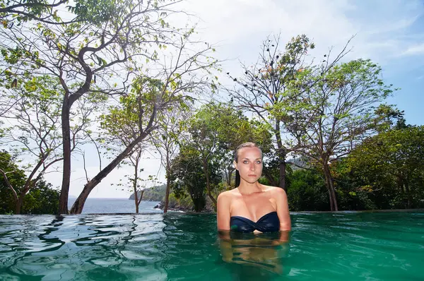 Disfrutando Bronceado Vacaciones Mujer Joven Bañándose Piscina Aire Libre — Foto de Stock