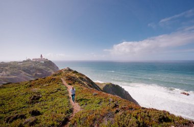 Cabo da Roca 'daki ünlü deniz feneri, Avrupa' nın batı noktası. Güzel manzara. Deniz kıyısında gündüz vakti.
