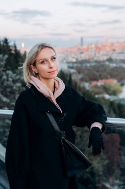 İstanbul 'da tatilin tadını çıkarıyorum. Genç gezgin kadın görüş açısında.