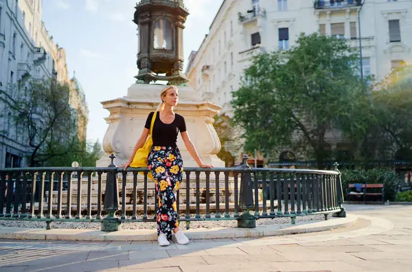Njuter Semester Budapest Ung Resande Kvinna Bredvid — Stockfoto