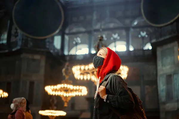 イスタンブールでの休暇を楽しむ ソフィア神殿のインテリアを発見する若い旅行女性 — ストック写真