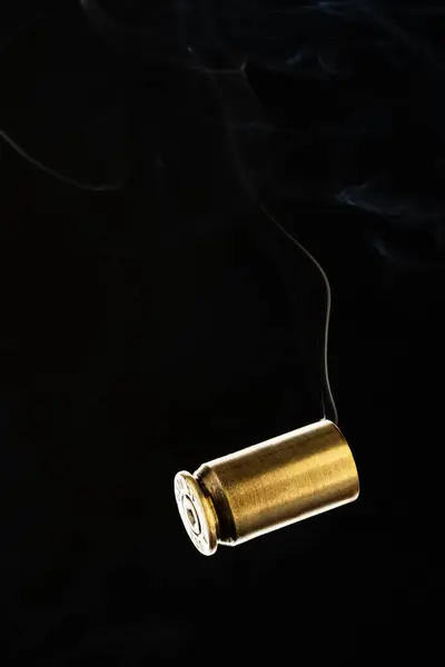Custodie Cartuccia Con Fumo Che Cade Fondo Nero — Foto Stock
