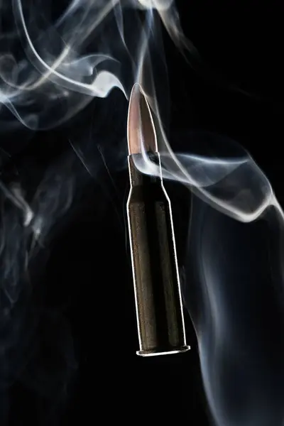 Gewehrkugel Rauch Auf Schwarzem Hintergrund — Stockfoto