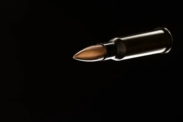 Gewehrkugel Lange Patrone Auf Schwarzem Hintergrund Erschossenes Objekt Gewalt Und — Stockfoto