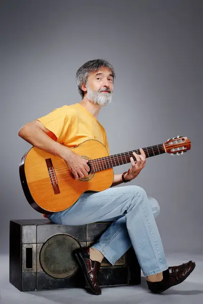 Hombre Barbudo Envejecido Con Una Guitarra Acústica — Foto de Stock