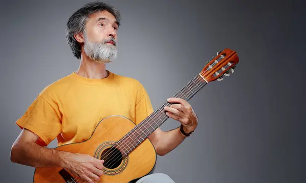 Aged Bearded Man Acoustic Guitar — Stock Photo, Image