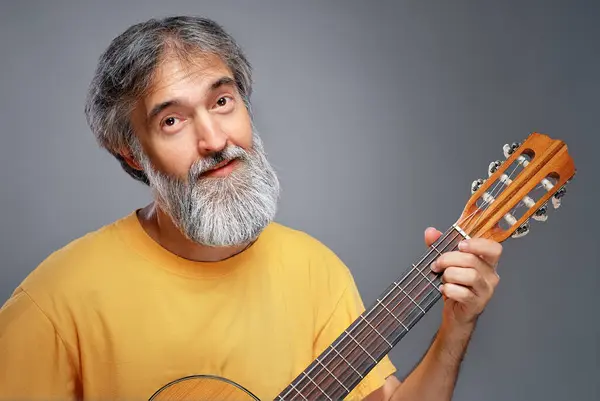 Homem Envelhecido Com Uma Guitarra Fundo Cinza — Fotografia de Stock